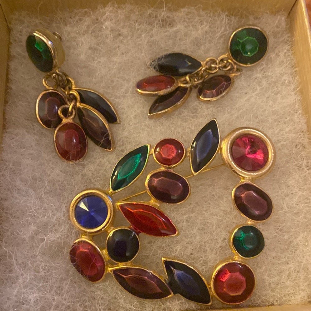 VINTAGE PIN AND EARRING SET COLOR STATEMENT EUC